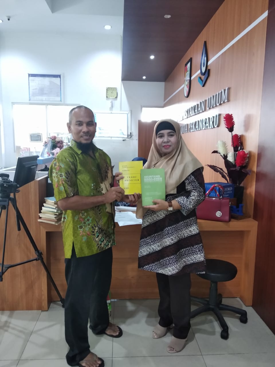 Dispusip Kota Pekanbaru terima hibah buku dari perorangan sebanyak 33 Eksemplar